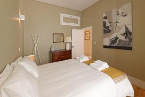 1 dormitorio con 1 cama blanca grande y vestidor en Oporto MyWish City Central Apartment with Private Garden, en Oporto