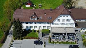 une vue sur un grand bâtiment blanc avec un toit dans l'établissement Hotel & Gasthaus Die Perle, à Perlen