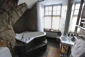 Ett badrum på Hotel Helgeand Wisby
