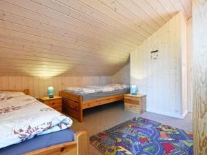 バーベにあるFerienhaus Seepferdchenの木製の部屋にベッド2台が備わるベッドルーム1室