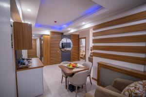 cocina y sala de estar con mesa en Mus Grand Hotel, en Muş