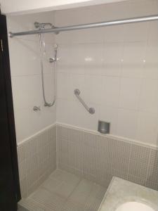 a bathroom with a shower and a toilet at Hotel Maya Tabasco in Villahermosa