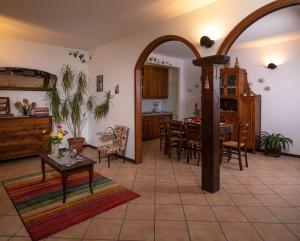 a living room with a table and a dining room at Agriturismo Erbaluna in La Morra