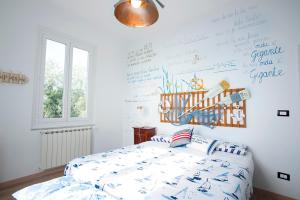 um quarto com uma cama e escrita na parede em Agriturismo Le Pale em Bogliasco