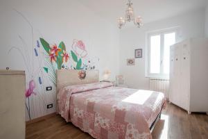 um quarto com uma cama com um mural de flores na parede em Agriturismo Le Pale em Bogliasco