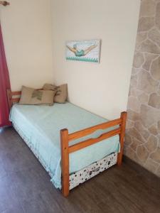 1 dormitorio pequeño con 1 cama en una habitación en Ohana! en Mar del Plata