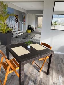 uma mesa de jantar e cadeiras numa sala de estar em Pousada Las Piedras na Praia do Rosa