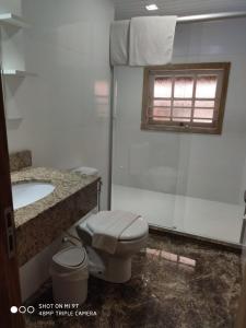 Bilik mandi di Hotel Cabana Jardim de Flores