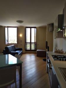 een woonkamer met een keuken en een woonkamer met een bank bij FORT.Montagna A106 in Rivisondoli