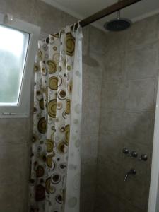 baño con ducha con cortina de ducha de mono en Ohana! en Mar del Plata