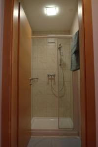 uma casa de banho com um chuveiro e uma banheira em 3-Zimmer Appartement in Zwieselstein (Sölden) em Sölden