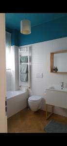 een badkamer met een bad, een toilet en een wastafel bij Letizia Apartment in Crotone