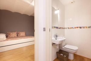 Kúpeľňa v ubytovaní Beautiful Apartment in Abat Street by Batuecas + 30 fotografií