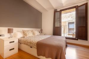 Habitación blanca con cama y ventana en Beautiful Apartment in Abat Street by Batuecas en Tarragona