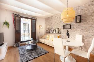 sala de estar con sofá blanco y pared de ladrillo en Beautiful Apartment in Abat Street by Batuecas en Tarragona