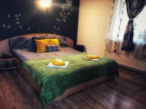 Un dormitorio con una cama con dos platos. en CasaMaria, en Slănic-Moldova