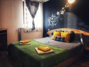 1 dormitorio con 1 cama con 2 toallas en CasaMaria, en Slănic-Moldova