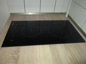 una alfombra negra en el suelo de una cocina en Penzion U Holubů Nový Jičín, en Nový Jičín