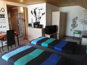 een slaapkamer met een bed en een tv in een kamer bij Appartementhaus Silke in Bad Füssing
