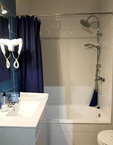 un bagno con lavandino, doccia e WC di Paraíso D`el Rio a Mértola Altre 72 foto