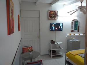 Una televisión o centro de entretenimiento en Coco Miel