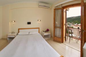 Postel nebo postele na pokoji v ubytování Moustakis Hotel + 37 fotografií