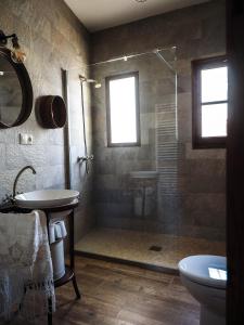 y baño con ducha y lavamanos. en La Casa de la Abuela en Villarta de San Juan