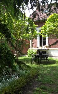 uma mesa de piquenique no quintal de uma casa em La Maison de Ville em Compiègne