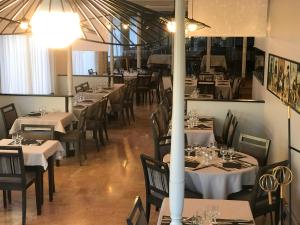 Restaurace v ubytování Le Relais De La Place
