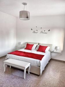 una camera da letto con un grande letto con cuscini rossi di Red Tower Venice - 2 mins from VCE Airport- free Wifi a Tessera