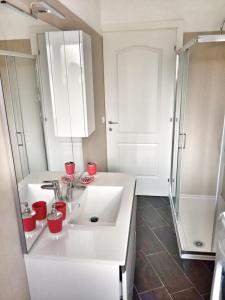 Gallery image of Red Tower Venice Apartment - 2 mins from VCE Airport- free Wifi in Tessera +31 photos