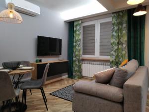 Televízia a/alebo spoločenská miestnosť v ubytovaní Apartament Skrytka