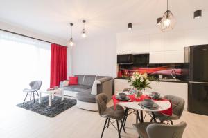 Kuchyňa alebo kuchynka v ubytovaní Apartamenty Marron z sauną, bawialnią i widokiem na Skrzyczne - Dream Apart