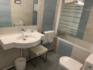 Koupelna v ubytování Hôtel du Lion + 14 fotografií