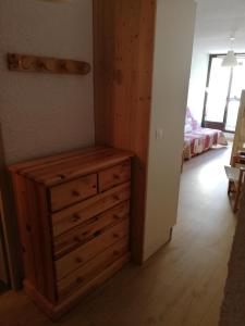 Habitación con tocador de madera y dormitorio. en les saisies ;loue a la semaine, en Hauteluce