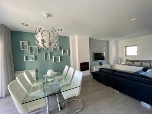 Una sala de estar con un sofá y una mesa de cristal. en SeaHorse House, en Esposende