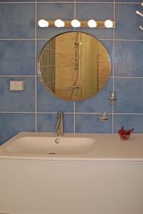 y baño con lavabo y espejo. en Haus Fjäril, en Laxeby