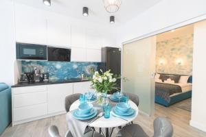 Kuchyňa alebo kuchynka v ubytovaní Apartamenty Marron z sauną, bawialnią i widokiem na Skrzyczne - Dream Apart