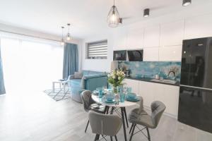 Kuchyňa alebo kuchynka v ubytovaní Apartamenty Marron z sauną, bawialnią i widokiem na Skrzyczne - Dream Apart