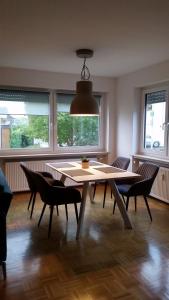 - une table à manger et des chaises dans une pièce dans l'établissement Neue Fewo in perfekter Lage (Limburg a. d. Lahn), à Limburg an der Lahn