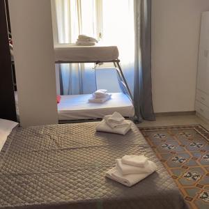 ローマにあるSweet Sleep Vaticanのベッドルーム1室(ベッド1台に白いタオル2枚付)
