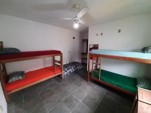 a room with two bunk beds and a ceiling at Hostel Tabapiri in Porto Seguro
