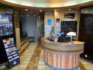 a bar in the middle of a lobby at Hôtel du Lion in Vesoul