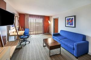 Zona de estar de Holiday Inn Express Hotel and Suites Jenks, an IHG Hotel