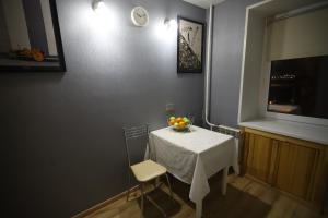 車里雅賓斯克的住宿－Apartment Ural Rossiyskaya 63，餐桌上放着一碗水果