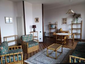 a living room filled with furniture and a table at Appartamento LE DUE ROCCHE in Arona