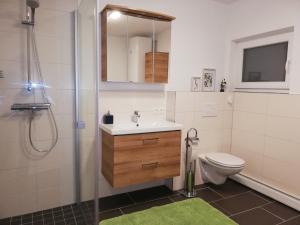 łazienka z umywalką, toaletą i prysznicem w obiekcie Ferienwohnung Schmied 3 w mieście Hainbach