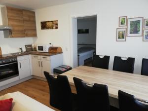 kuchnia i jadalnia ze stołem i krzesłami w obiekcie Ferienwohnung Schmied 3 w mieście Hainbach