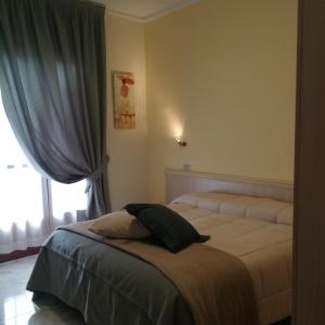 Кровать или кровати в номере Albergo Nuovo Gianduia