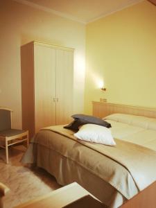 Кровать или кровати в номере Albergo Nuovo Gianduia